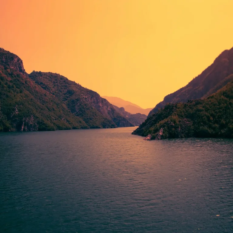 Uitzicht over Koman. Incentive reis bestemming in Albanië.