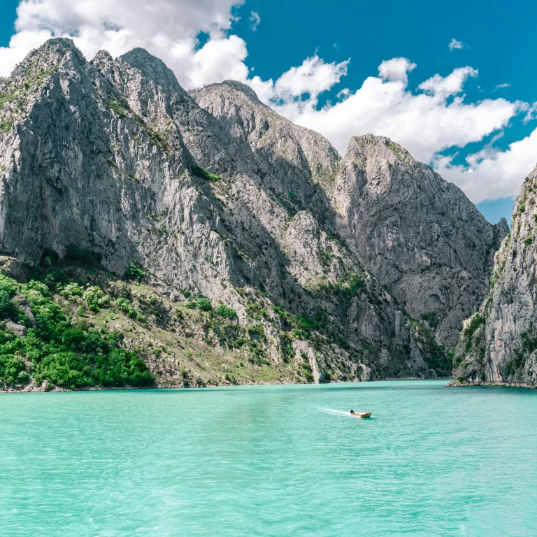 Komani Lake in Albanië. sfeerafbeelding