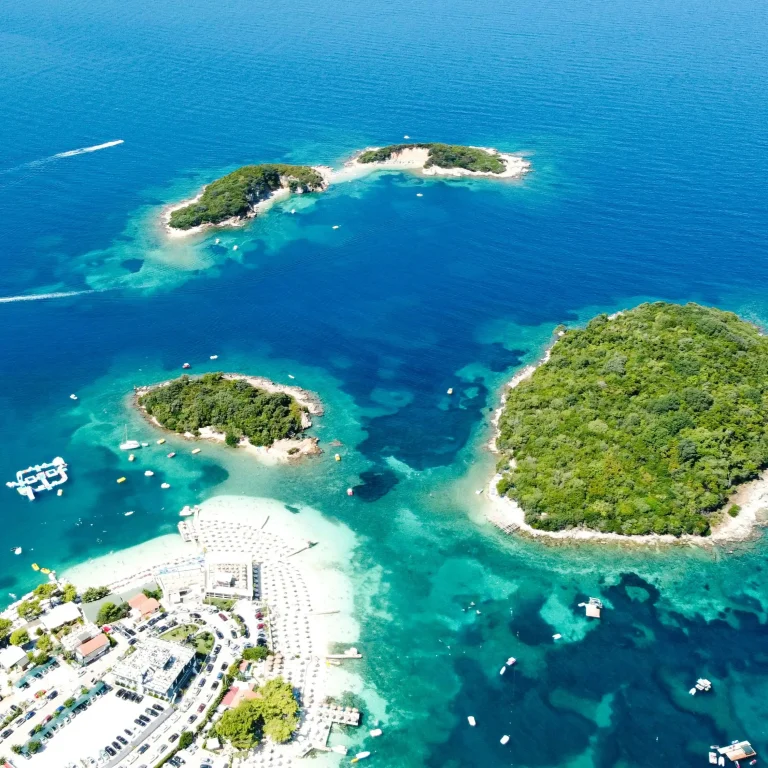 Eilanden bij Ksamil. Bijzondere incentive reis bestemming in Albanië.