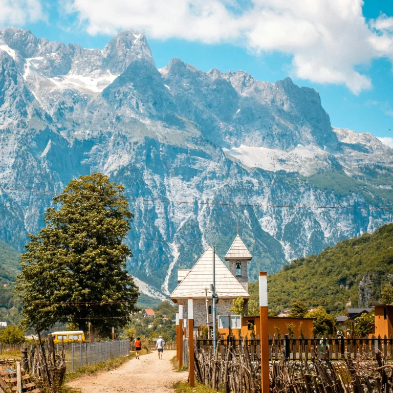 Dorp Theth in Albanië. Geschikte bestemming om een hike te doen tijdens de reis.