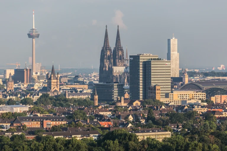 Personeelsreis Keulen uitzicht over de stad en de Dom van Keulen
